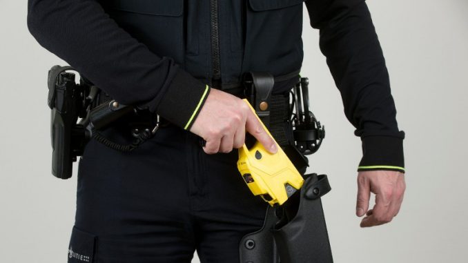 taser-stroomstootwapen-aan-koppel